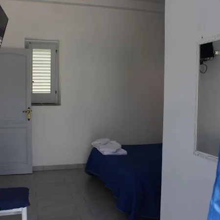 Mit Panoramaterrasse Nur Wenige Gehminuten Von Allen Dienstleistungen, Und Kommerziellen Hafen Lipari (Isola Lipari)
