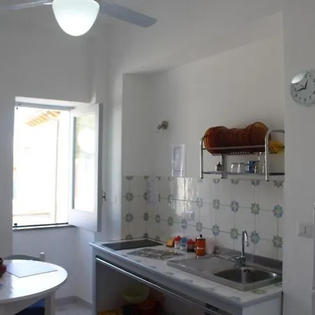 Mit Panoramaterrasse Nur Wenige Gehminuten Von Allen Dienstleistungen, Und Kommerziellen Hafen Apartmán *