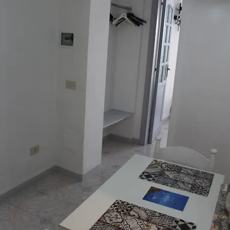 Mit Panoramaterrasse Nur Wenige Gehminuten Von Allen Dienstleistungen, Und Kommerziellen Hafen Apartmán *